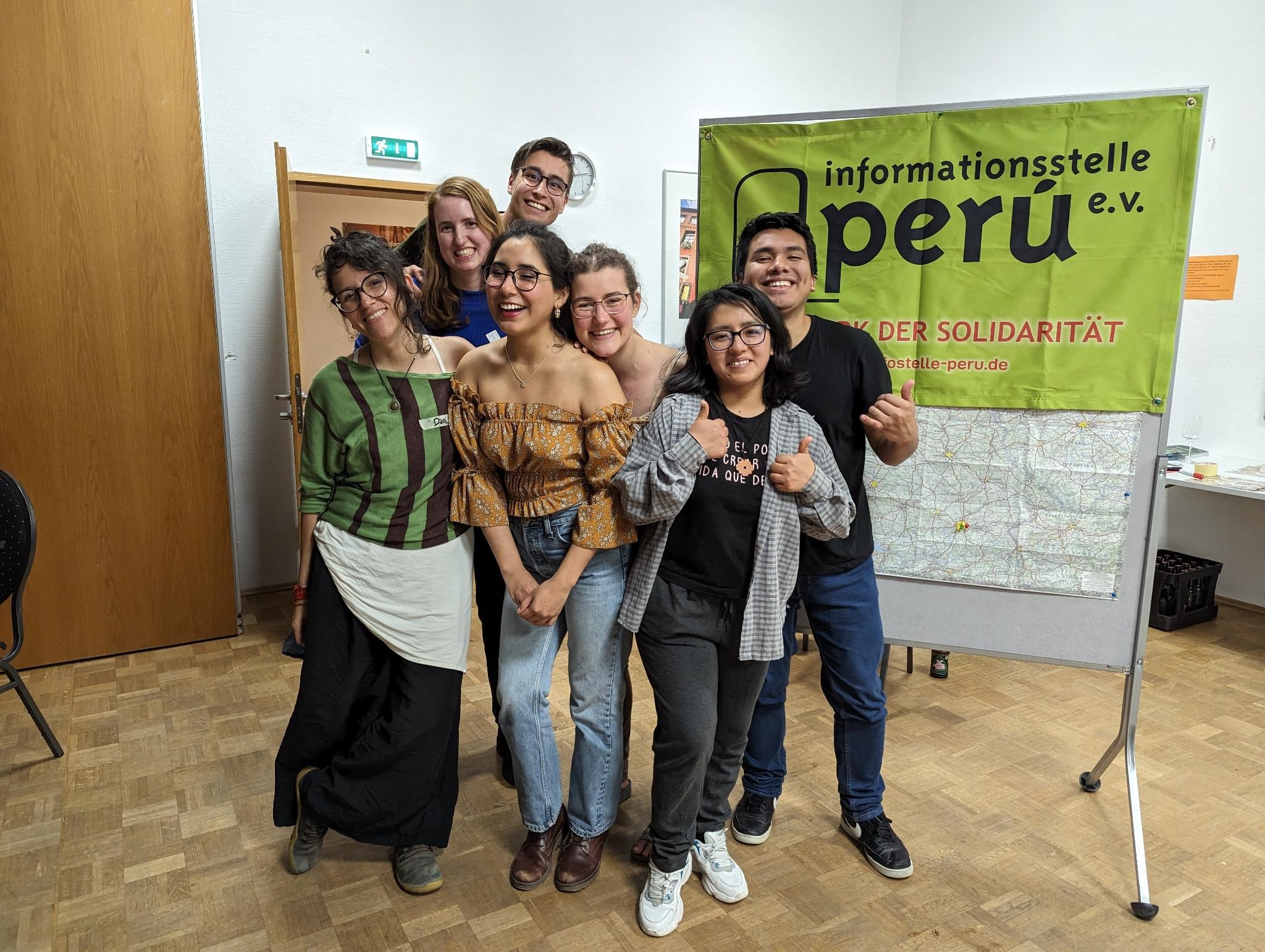 Gruppenbild mit Dania, den Freiwilligen und Coloris auf dem Peru Seminar
